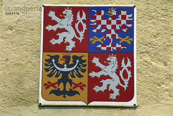 Plakette das neue Wappen der Tschechischen Republik in Slavkov  Südmähren  Tschechische Republik  Europa