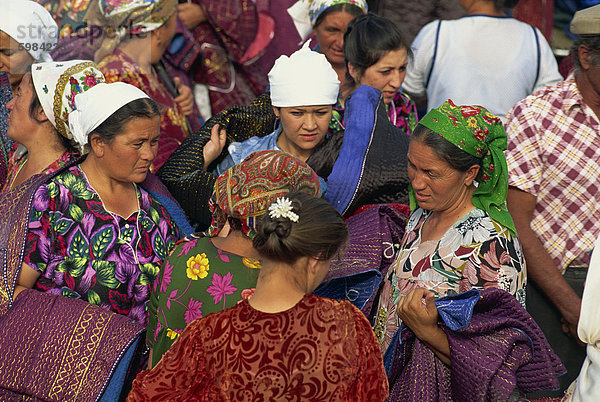 Helligkeit  Stadtmauer  Frau  Kleidung  Kleid  Schal  Asien  Buchara  Zentralasien  Markt  neu  alt  Usbekistan