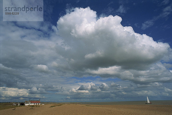 Weiße Wolken in einer blauen Himmel Shingle Street in der Nähe von Felixstowe  Suffolk  England  Vereinigtes Königreich  Europa