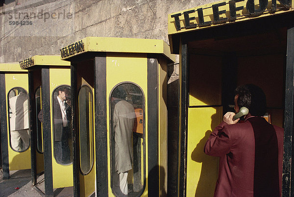 Menschen in Telefon-Kioske auf der Galata-Brücke  Istanbul  Türkei  Europa