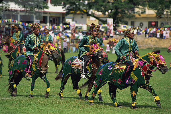 Bajau Reiter beim jährlichen Festival des Horsemanship in Kota Belud im November  in Sabah  Malaysia  Borneo  Südostasien  Asien