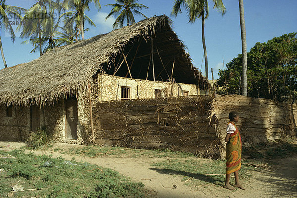 Ostafrika stehend Wohnhaus bauen Tradition Afrika Kenia