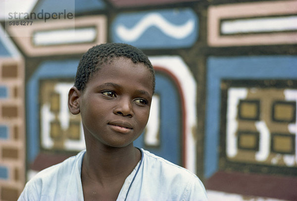 Portriat des jungen  Ndebele Dorf  in der Nähe von Pretoria  Südafrika  Afrika