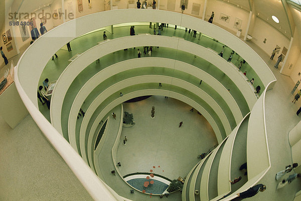 Großes Atrium innerhalb des Guggenheim Museums  Manhattan  New York City  Vereinigte Staaten von Amerika  Nordamerika