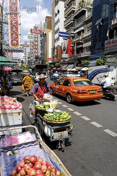 Chinatown Bezirk entlang der Yaowarat Road  Bangkok  Thailand  Südostasien