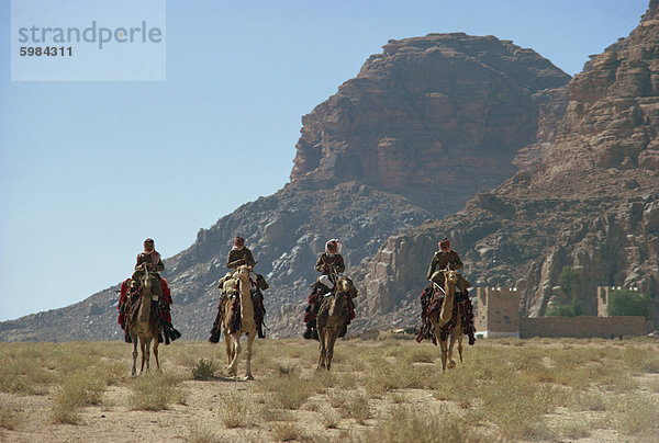 Desert Patrouille auf Kamele  Wadi Rum  Jordanien  Naher Osten