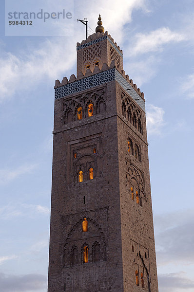 Das Koutoubia-Minarett im Herzen der alten Medina neben einer Moschee des gleichnamigen  gebaut im 12. Jahrhundert  Marrakesch  Marokko  Nordafrika  Afrika