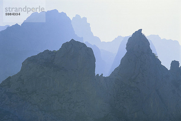 Grate der gezackten Kalkstein Gipfel über 2000m hoch in der Valdeon Gegend  in der Nähe der Schlucht kümmert sich in den Picos de Europa Gebirge in Kantabrien  Spanien  Europa