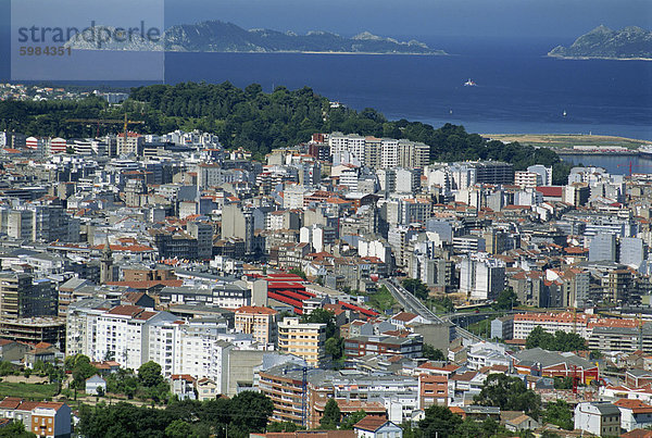 Die Stadt und der Ria de Vigo  Islas Cies im Abstand  Vigo  Galizien  Spanien  Europa