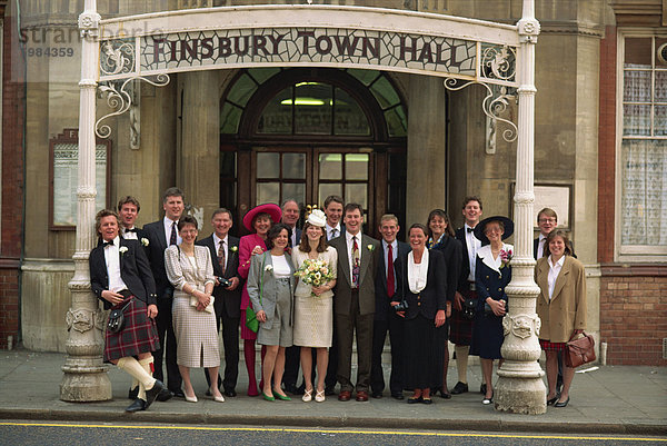 Gruppenfoto von Brautpaar und Hochzeitsgäste  außerhalb von Finsbury Rathaus Registrierung Büro  London  England  Vereinigtes Königreich  Europa