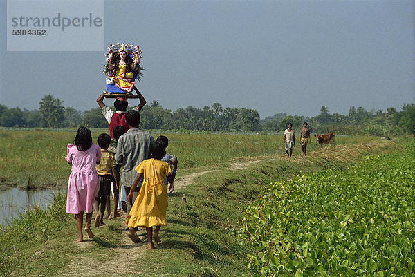 Gruppe liefert Hindugott Modell nach Dorf  Parganas District  West Bengal  Indien  Asien