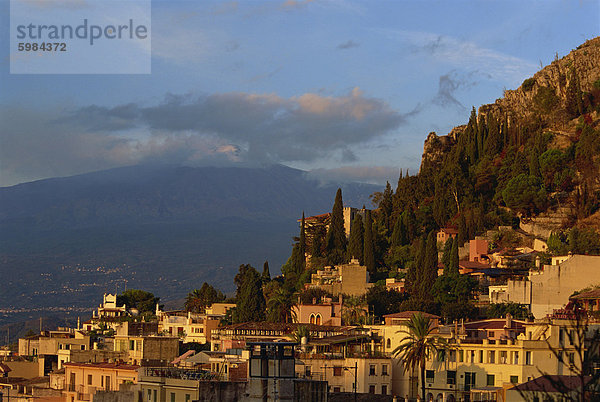 Luftaufnahme über Stadt Taormina in der Abenddämmerung  einschließlich den Ätna  3340m  in Distanz  Sizilien  Italien  Europa
