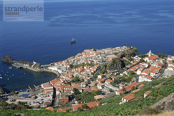 Geringe Luftaufnahme der Küste und die Stadt von Camara de Lobos auf der Insel Madeira  Portugal  Atlantik  Europa