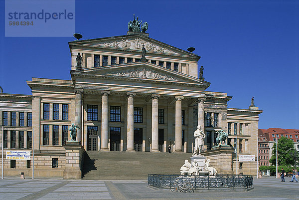 Das Schiller-Denkmal am Schauspielhaus am Gendarmenmarkt in Berlin  Deutschland  Europa