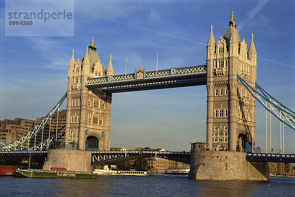 Aussenansicht der Tower Bridge über die Themse  London  England  Vereinigtes Königreich  Europa