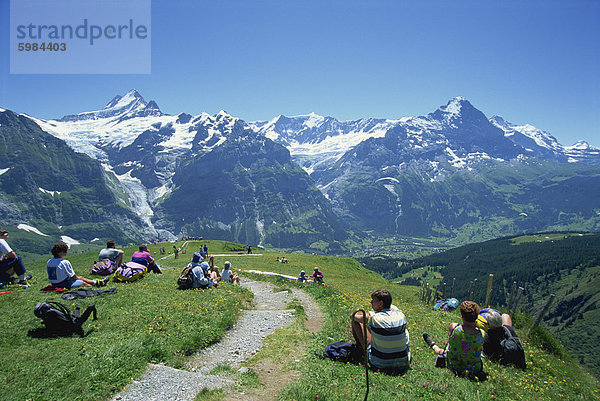 Wanderer zunächst ruhen und schauen zu Schreckhorn und Eiger im Berner Oberland  Schweiz  Europa