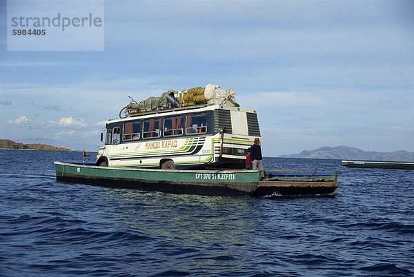 Kleinbus  überqueren den Titicaca-See auf einer Fähre in Bolivien  Südamerika