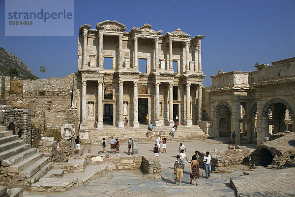 Touristen  die die Roman-Bibliothek des Celsus dating zwischen 110 und 135 n. Chr.  bei der Ausgrabungsstätte von Ephesus  Anatolien  Türkei  Kleinasien  Eurasien
