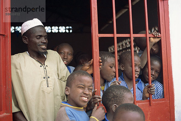 Dorfschule  in der Nähe von Banjul in Gambia  Westafrika  Afrika