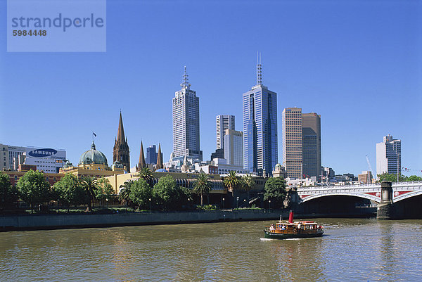 Melbourne Skyline und den Yarra River  Victoria  Australien  Pazifik