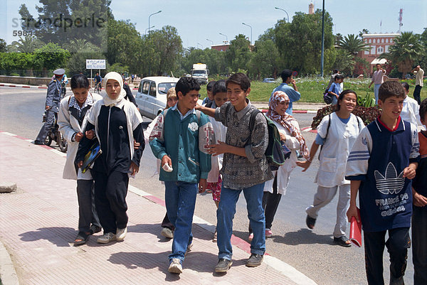 Schulkinder wieder Hause  am Nachmittag  Taroudant  Marokko  Nordafrika  Afrika