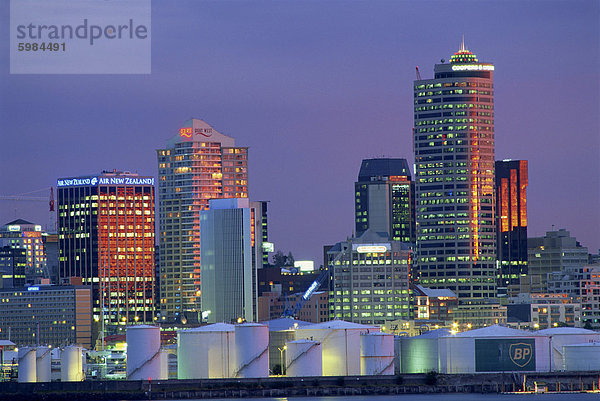 Wynyard Wharf und City-Skyline in der Abenddämmerung  Auckland  Nordinsel  Neuseeland  Pazifik