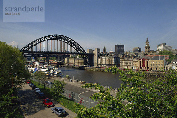 Die Tyne Bridge und Newcastle Skyline von Gateshead  Tyne und Wear  England  Vereinigtes Königreich  Europa