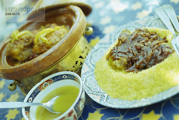 Traditionelle Gerichte der Tagine Huhn und Lamm mit Couscous  Marrakesch  Marokko  Nordafrika  Afrika