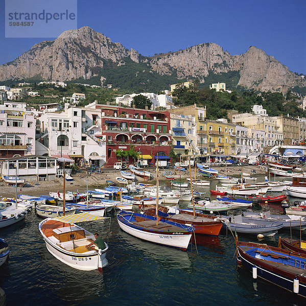 Boote vor Anker in der Marina Grande  Capri  Kampanien  Italien  Europa