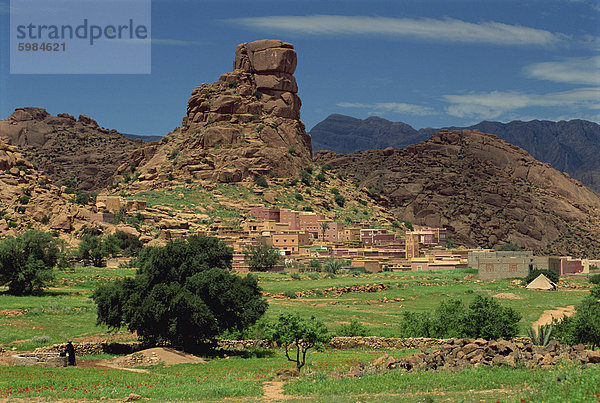 Dorf von Aguard Oudad und Chapeau de Napoléon Felsen nahe Tafraoute  Marokko  Nordafrika  Afrika