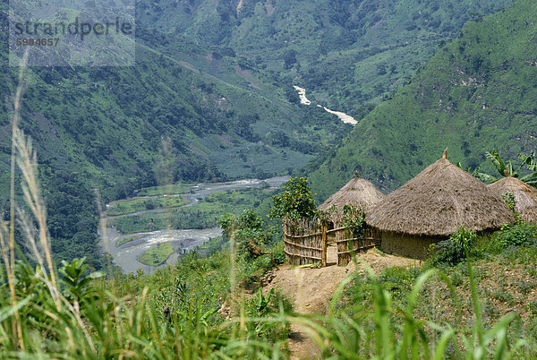 Native Hütten in einem Tal in der Nähe von Uriva  Zaire  Afrika