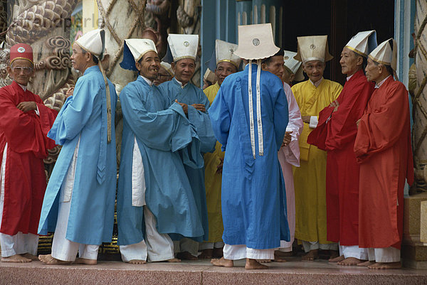 Eine Gruppe von Caodist Würdenträger in zeremoniellen Kleid an der Cadai großen Tempel in Tay Ninh  Halong Bucht  Vietnam  Indochina  Südostasien  Asien