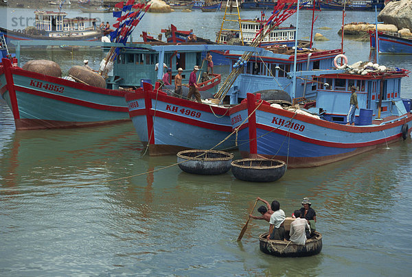 Mann in Thung Chai Basket Boot Paddel  Boote bei Nha Trang in Vietnam  Indochina  Südostasien  Asien