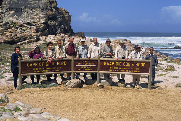 Japanische Touristen hinter Zeichen am Kap der guten Hoffnung-Naturschutzgebiet  Kapprovinz  Südafrika  Afrika