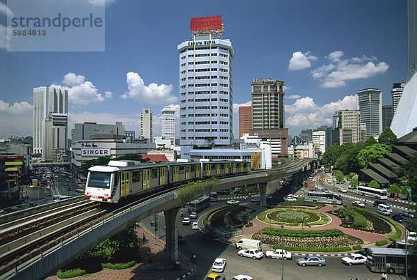 Die Light Rail Transit-System mit der Skyline von der Stadt Kuala Lumpur hinter  Malaysia  Südostasien  Asien