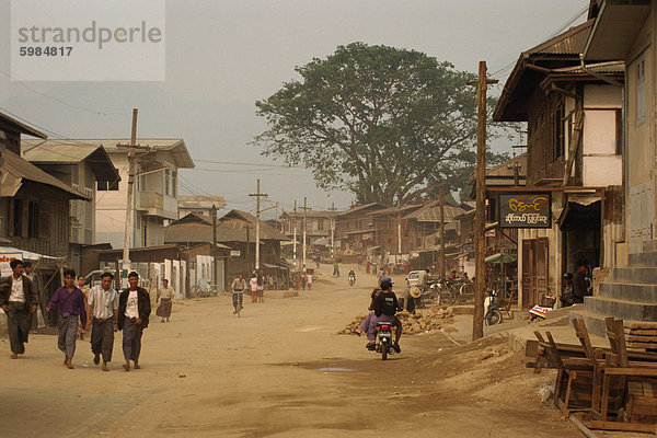 Hauptstrasse von Ruby Bergbau Stadt Mogok  Bezirk Mandalay  Myanmar (Birma)  Asien