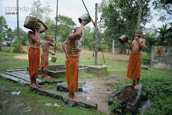 Anfänger Mönche Waschen am Abend in der Nähe von Roulos Tempel  Angkor Wat  Siem Reap  Kambodscha  Indochina  Südostasien  Asien