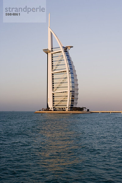 Das ikonische Symbol von Dubai  das Burj Al Arab  dem weltweit ersten sieben-Sterne-Hotel (klassifiziert als fünf Sterne deluxe)  gebaut auf einer künstlichen Insel offshore aus dem Jumeirah Beach Hotel  Dubai  Vereinigte Arabische Emirate  Naher Osten
