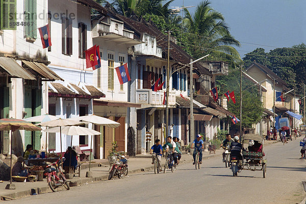 Außenaufnahme Gebäude Straße hängen Fahne vorwärts Südostasien Vietnam Asien Laos Luang Prabang