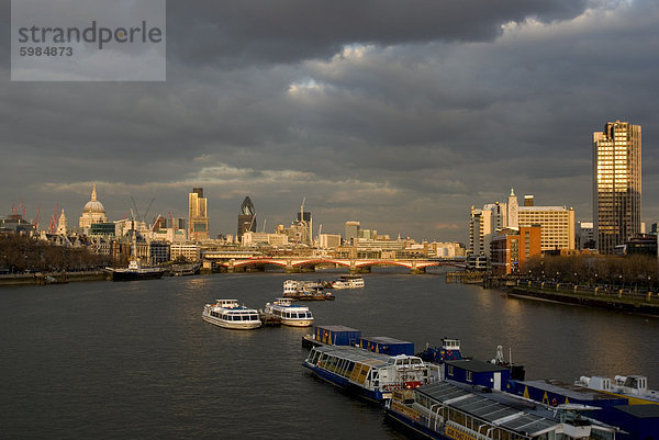 Themse und City Skyline  London  England  Vereinigtes Königreich  Europa