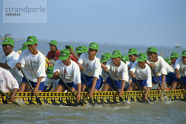 Männer tragen Baseball-Caps ein Ruderboot während des Wasser-Festivals in Phnom Penh  Kambodscha  Indochina  Südostasien  Asien