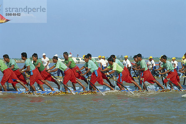 Männer  die ein Ruderboot in den Rückzug des Wasser-Festival in Phnom Penh  Kambodscha  Indochina  Südostasien  Asien