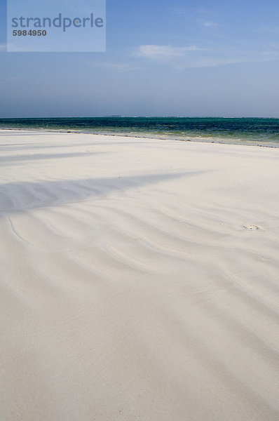 Feinen weißen Sand am Strand Matemwe  Zanzibar  Tansania  Ostafrika  Afrika