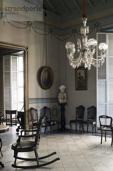 Ein kunstvoll dekorierten Raum in der Casa de Diego Velazquez  die auch das Museo de Ambiente Historico Cubano  Santiago De Cuba  Kuba  Westindische Inseln  Mittelamerika