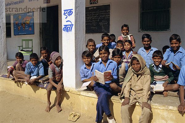 Dorf Schule  Deogarh  Rajasthan Indien  Asien