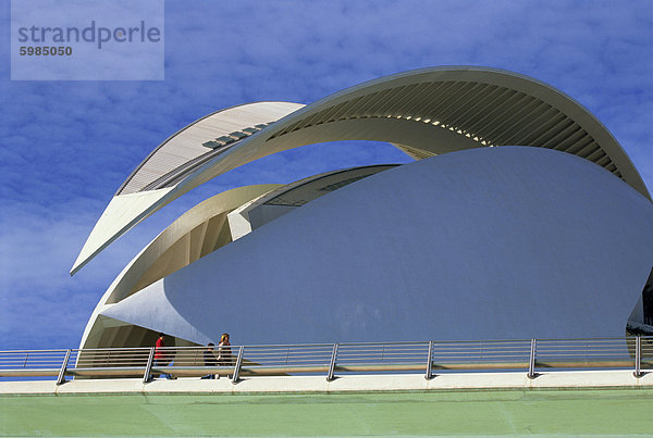 Menschen auf der Brücke  Palast der Künste  Stadt der Künste und Wissenschaften  Valencia  Spanien  Europa