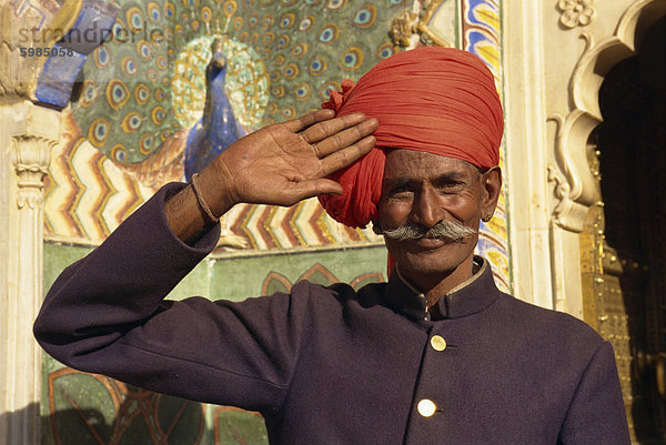 Aufseherin im Turban salutieren bei Stadtpalast  Jaipur  Rajasthan Indien  Asien