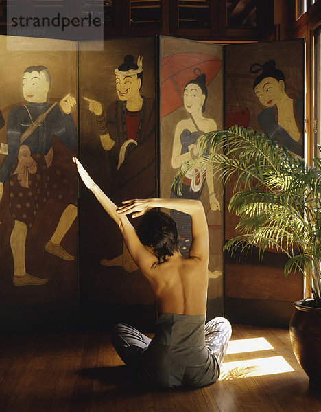 Mädchen tun Yoga bei der Oriental Spa  Bangkok  Thailand  Südostasien  Asien