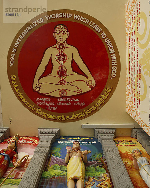 Yoga in Sri-Sempaga-Vinayangar-Tempel in Singapur  Südostasien  Asien