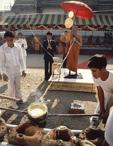 Giessen von Buddhastatue in Thonburi  Thailand  Südostasien  Asien